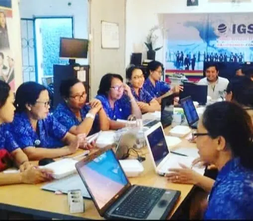 Dokumentasi pelatihan teknologi informasi bersama peserta instansi