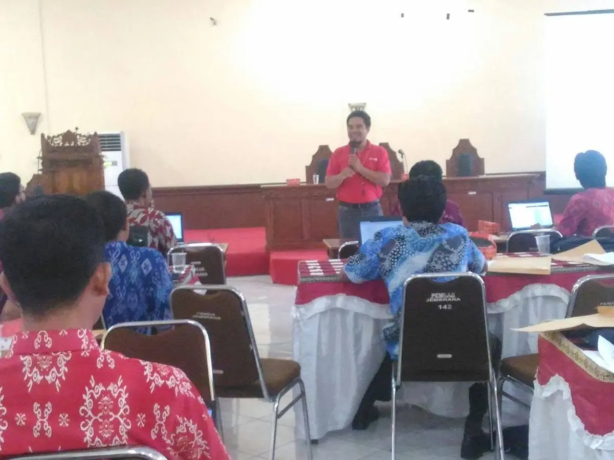 Dokumentasi penyampaian materi pelatihan kepada peserta instansi