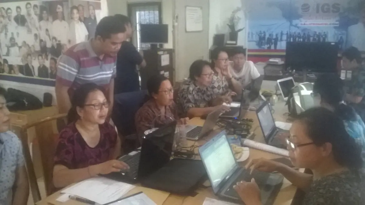 Dokumentasi pendampingan peserta pelatihan berbasis komputer