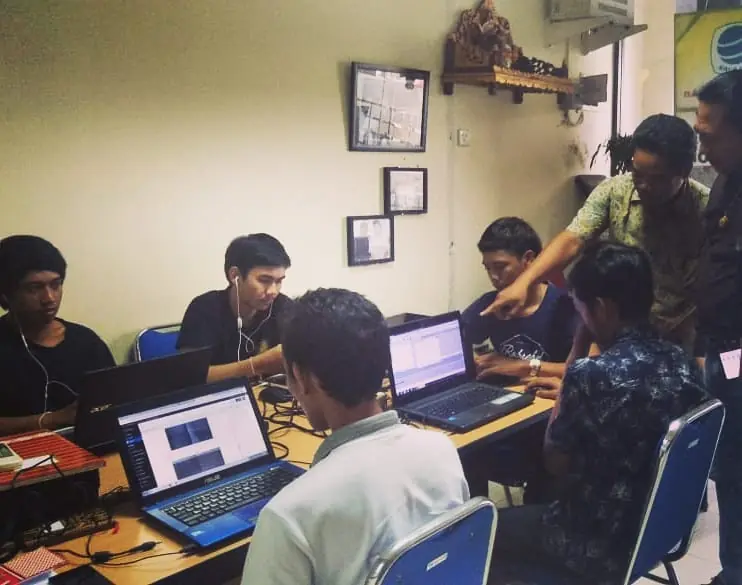 Dokumentasi pendampingan praktik komputer bagi generasi muda